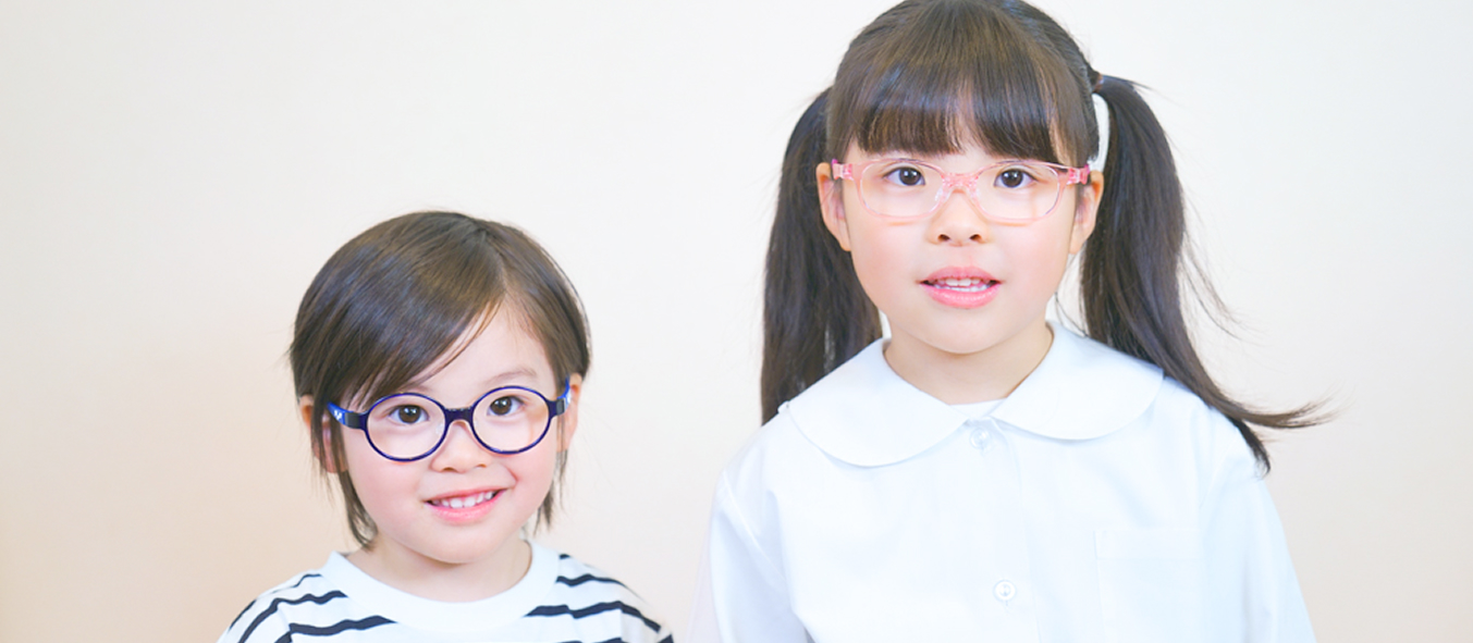 初めてのメガネ選びに寄り添う、トマトグラッシーズの治療用・矯正用子どもメガネを着用した子どもの写真。