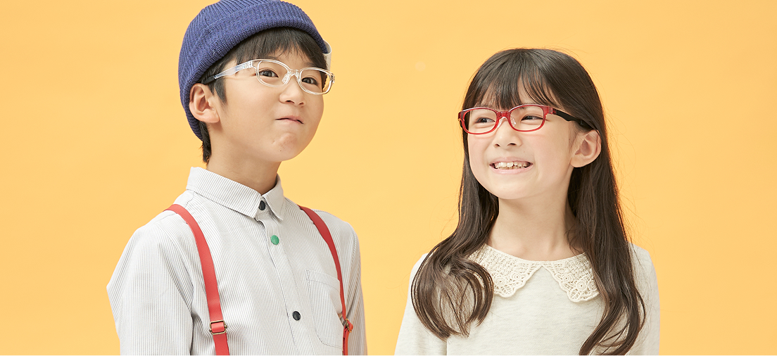 トマトグラッシーズの治療用メガネを正しく着用し、前向きにこれからのメガネ生活をスタートさせている子どもの写真。
