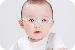 トマトグラッシーズのベビー用こどもメガネを着用した赤ちゃん。