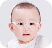 トマトグラッシーズのベビー用こどもメガネを着用した赤ちゃん。