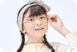 トマトグラッシーズを着用してポーズをとり、笑顔を見せる女の子。