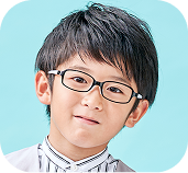 トマトグラッシーズのジュニアメガネを着用して微笑む男の子