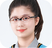 おしゃれなメガネを着用して正面を見つめる若い女性