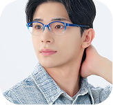 アクティブシリーズのメガネをスマートに着用した若い男性