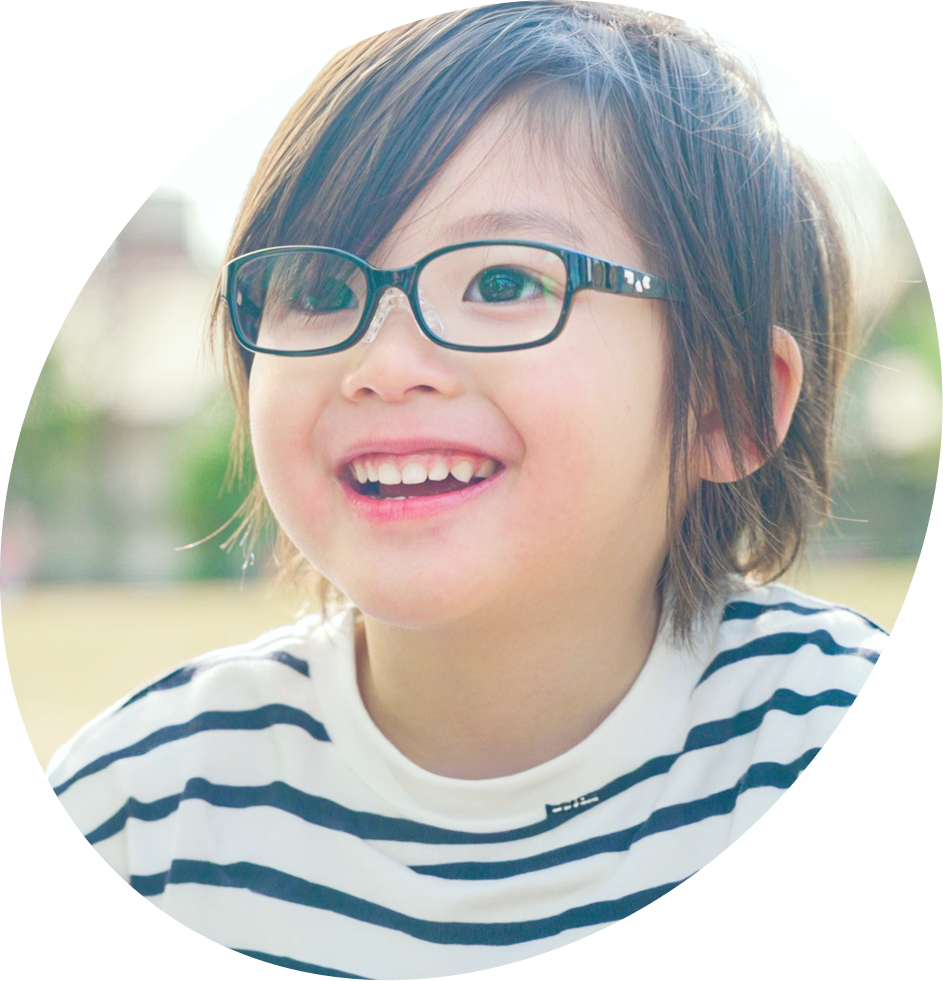 トマトグラッシーズのこどもメガネをかけて笑顔を見せる男の子。