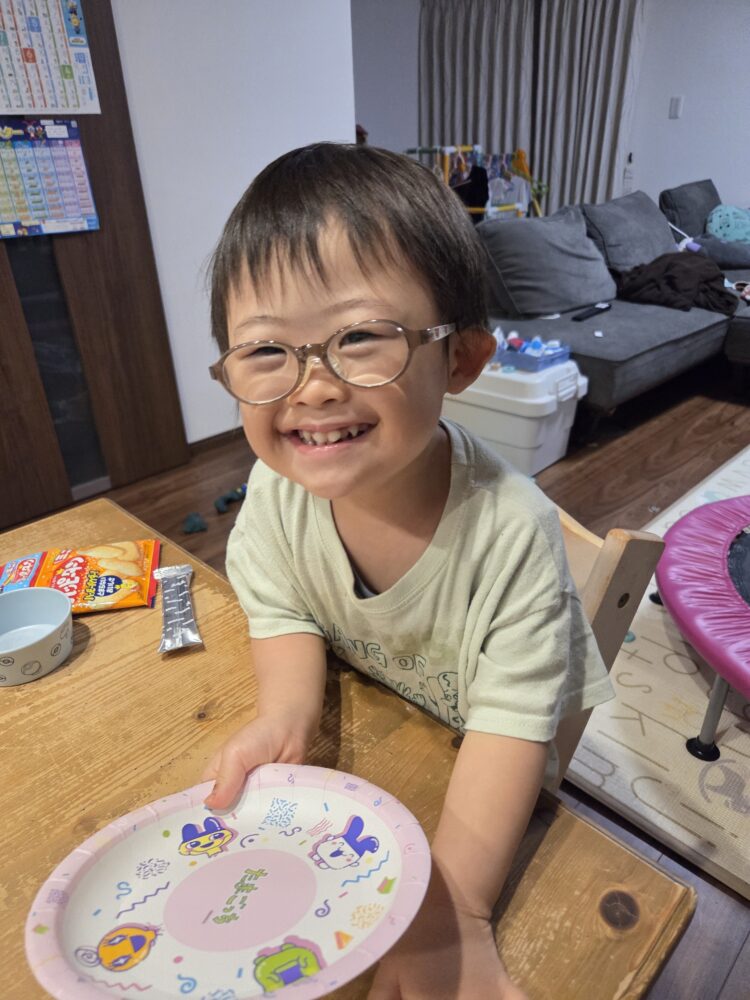 4歳、自分からメガネをとりにいくように